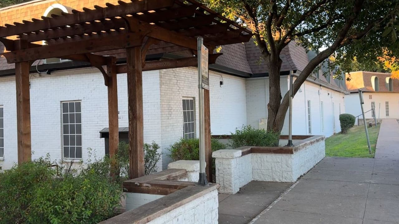 <h3 class="cms-H3-H3">El desalojo inminente </h3>
<br>A los residentes se
<b>les entregó una carta en la que se les informaba que deberían desalojar sus apartamentos</b>. Consuelo Ramos explicó que a su vecina, Reina Torres, se le dio hasta el 30 de noviembre para abandonar el lugar, y
<b>solo si cumplía con la fecha recibiría el reembolso de su depósito de $1,000.</b>