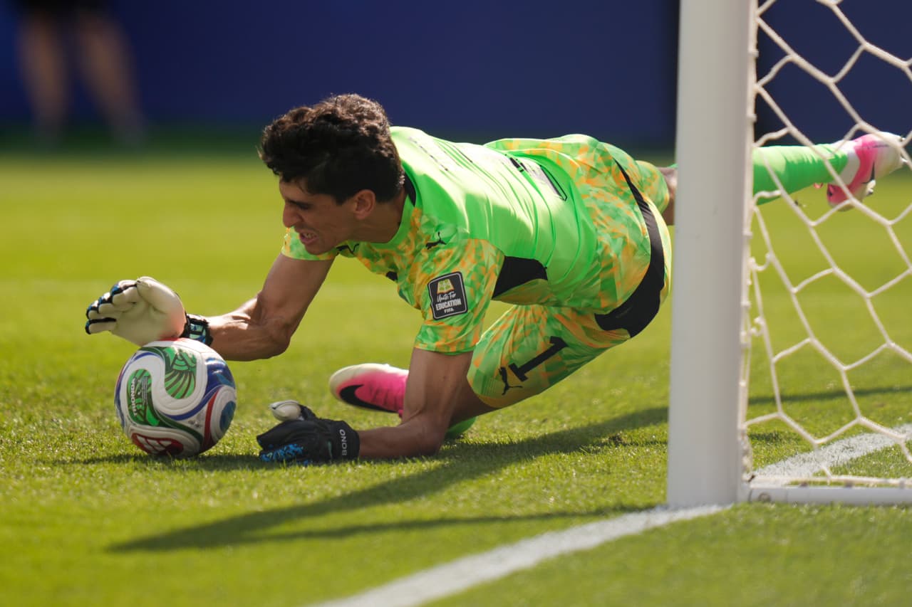 Yassine Bounou para un penal a Kylian Mbappe