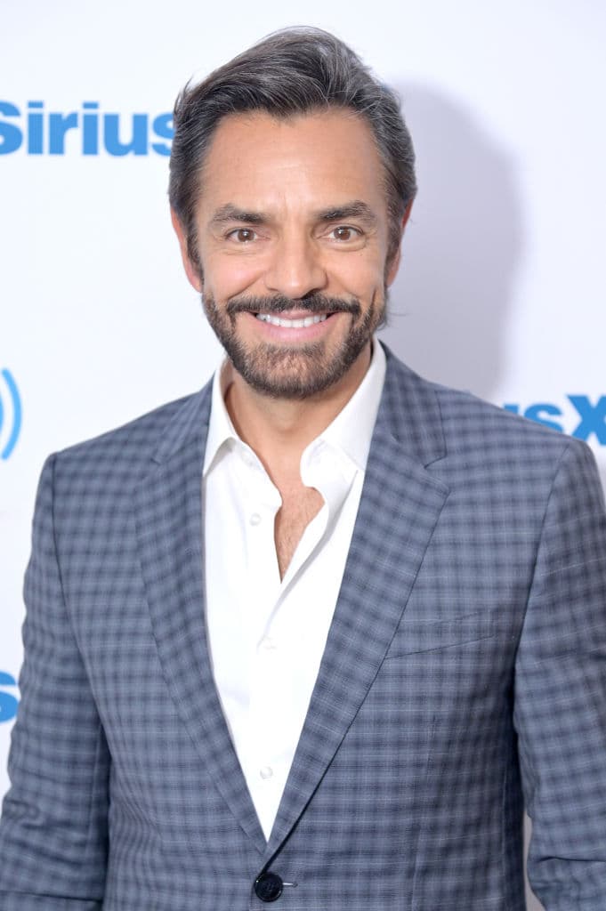 "
<b>No lo creía. Ella era famosa, guapa, <a href="https://www.univision.com/famosos/eugenio-derbez-esta-dispuesto-a-limar-asperezas-con-victoria-ruffo-aunque-no-le-permitio-ver-a-su-hijo-en-anos-fotos">cómo se va a fijar en mí</a></b>. No estaba enamorado de tu mamá, pero se me hacía guapa. Y ahí voy de morboso", confesó. Y al poco tiempo iniciaron una relación.
<br>