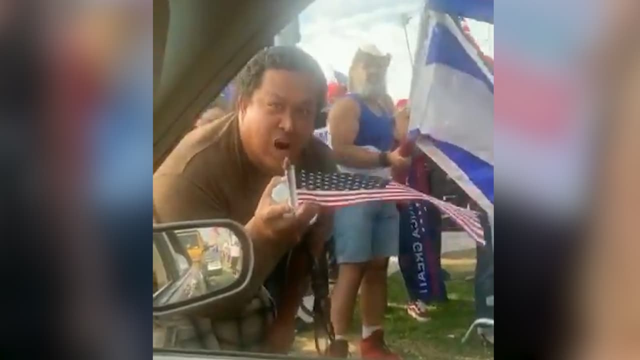 "Tienes que votar por Trump": seguidor de Donald Trump intimida a votantes con espada en plena vía de Beverly Hills