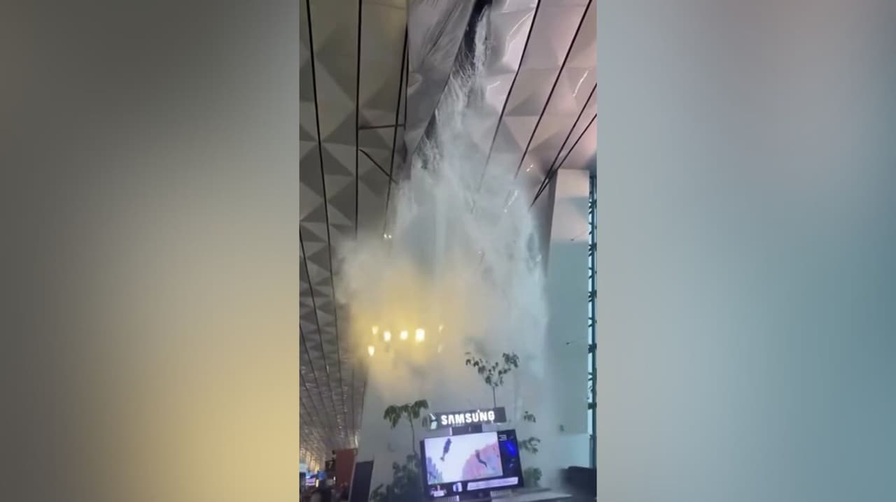 Video: Se desploma parte del techo de un aeropuerto en Indonesia tras días de fuertes lluvias