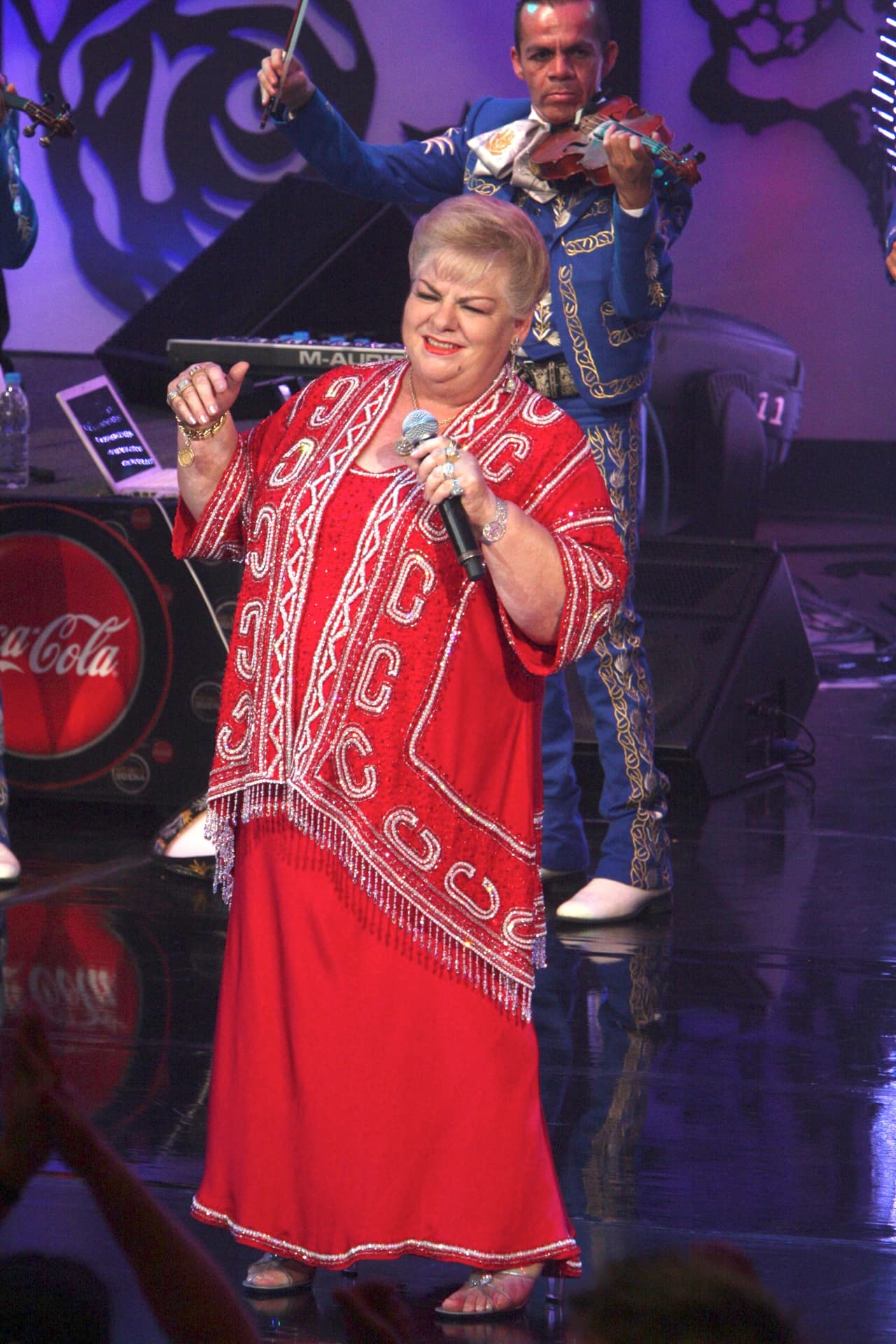 "Estamos en la jaula de oro, como decía Pedro Infante: encerrados, esperando a que nos cambie la situación". 
<br>