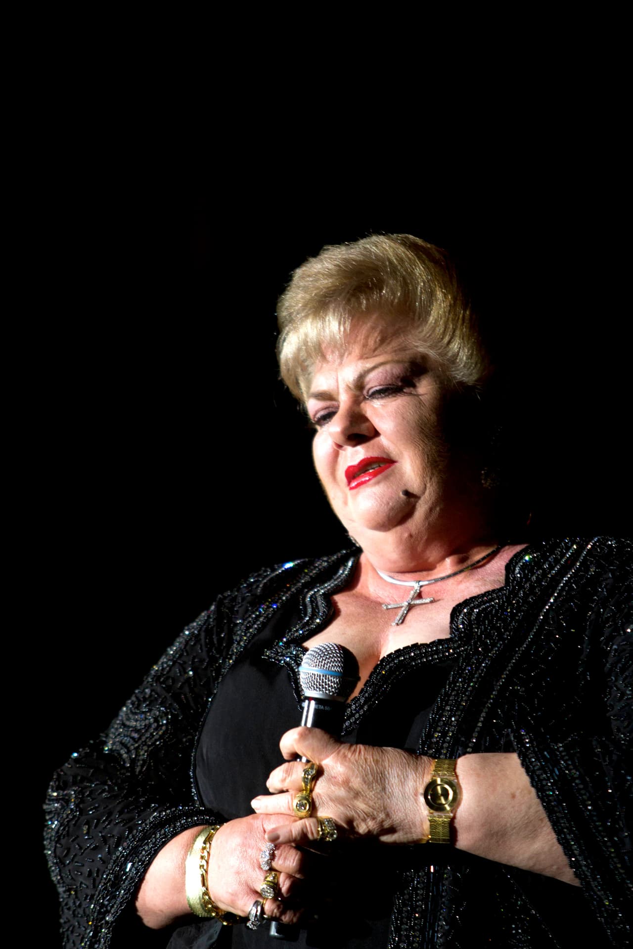 <b><a href="https://www.univision.com/shows/el-gordo-y-la-flaca/paquita-la-del-barrio-confiesa-que-penso-que-iba-a-morir-por-la-trombosis-pulmonar-que-sufrio-video" target="_blank">"Vivo triste por lo que está pasado"</a></b>, admitió, "no sé hasta dónde vamos a llegar". 
<br>