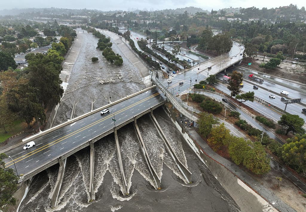 Fred Fielding, del Departamento de Bomberos del Condado de Los Ángeles, declaró que el agua acumulada en las colinas representa un riesgo de flujos de lodo y escombros.