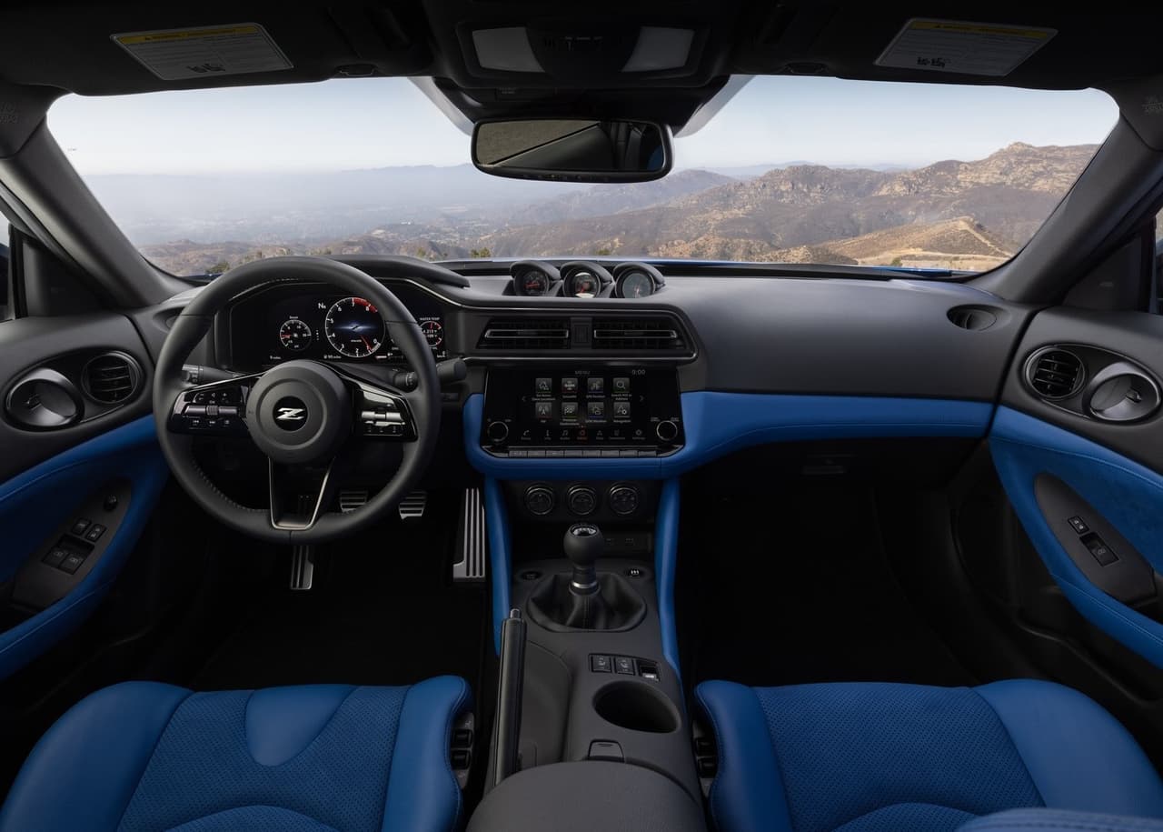 Su interior era claramente una de las áreas donde Nissan tenía más oportunidad para mejorar y así lo hizo. Según Nissan, las dos plazas han sido diseñadas con el objetivo de alojar a sus ocupantes “como guantes”.