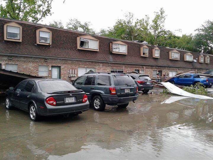 Destrozos causados por el mal tiempo en Houston.