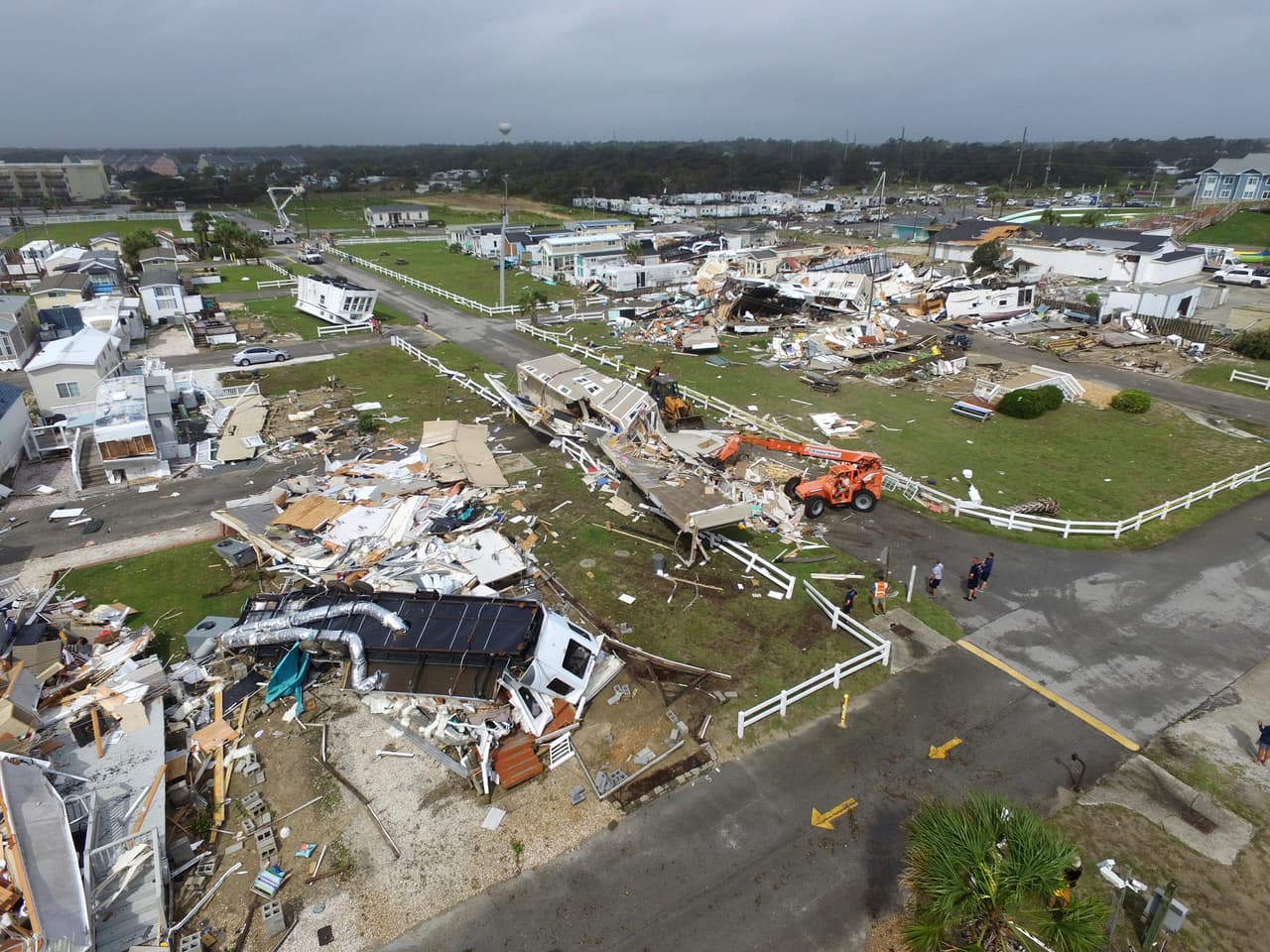 Otra vista de los daños causados por tornados en la isla Esmeralda, Carolina del Norte, por un potente tornado este jueves.