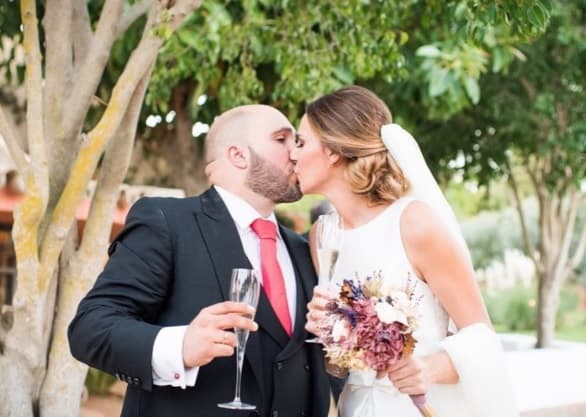 Rivera fue tachado de mujeriego por su larga lista de novias pero todo cambió cuando llegó a su vida Irene Rosales, con quien se casó el año pasado. En la boda se dio un reencuentro con sus dos hermanos.