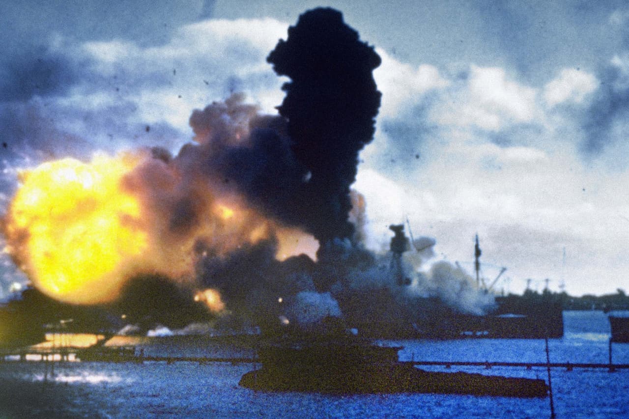 La base naval de Pear Harbor fue atacada por más de 300 aeronaves japonesas que incluían cazas de combate, bombarderos y torpederos que despegaron de seis portaaviones.
<br>
<br>En la foto, el acorazado USS West Virginia cuando recibió los impactos de varios torpedos, uno de ellos probablemente lanzado por un submarino.