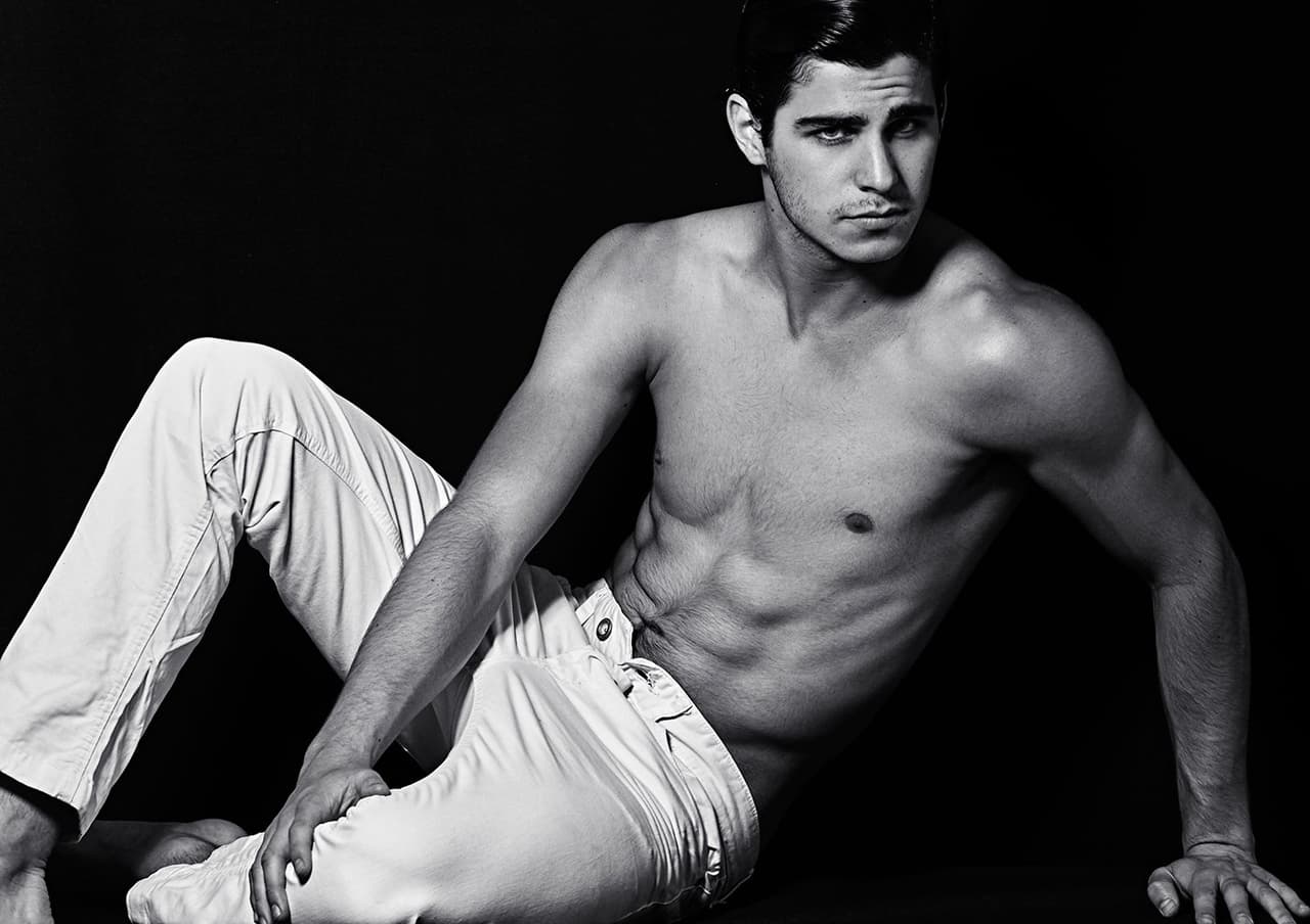 <b>Mauricio Abad,</b> actor y modelo de origen peruano, 
<b><a href="https://www.lasestrellas.tv/telenovelas/like-la-leyenda/ulises-reyes">interpreta a 'Ulises',</a></b> un chico al que describió como "estudioso, inteligente e intuitivo y aunque sus acciones no siempre sean las correctas, buscará el bien común".