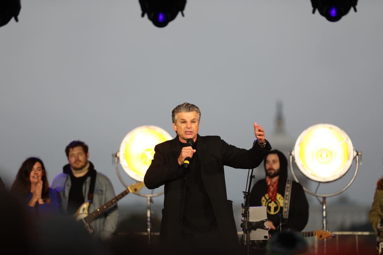 No se ha establecido una conexión directa entre el diagnóstico de Franklin y su asistencia a la fiesta. Más de una docena de fiestas en la Casa Blanca han sido criticadas por celebrarse en interiores y no imponer el uso de máscaras.