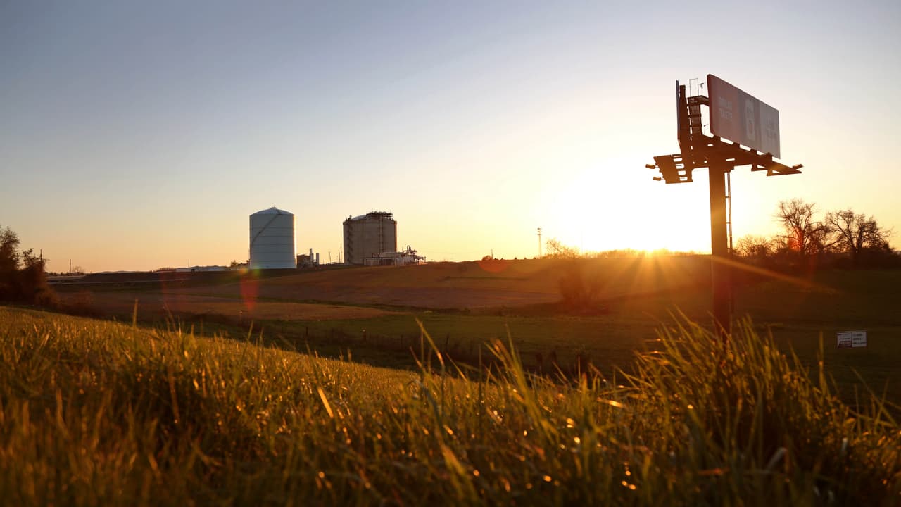 Fabricas y silos en los alrededores de Reading, Pensilvania, abril 23, 2016.