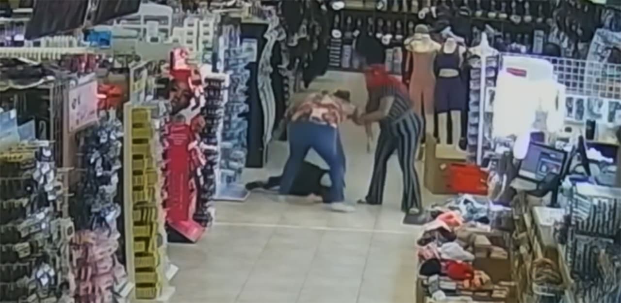 Atacan a golpes a una mujer asiática en su tienda de productos de belleza cerca de Houston