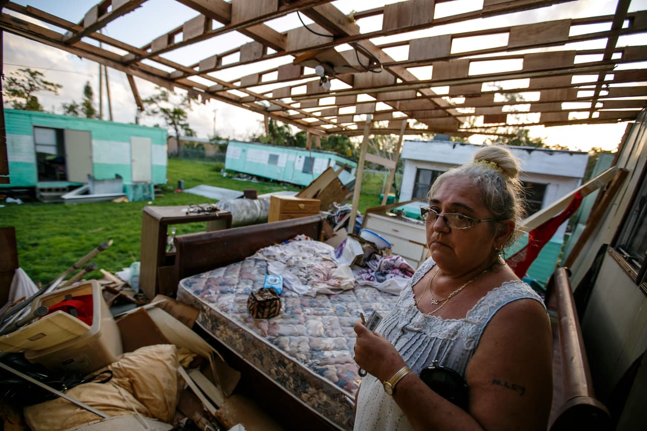 IMMOKALEE, FLORIDA. Alice Barber llora al encontra que su casa trailer quedó prácticamente irrecuperable por el embate del huracán Irma.