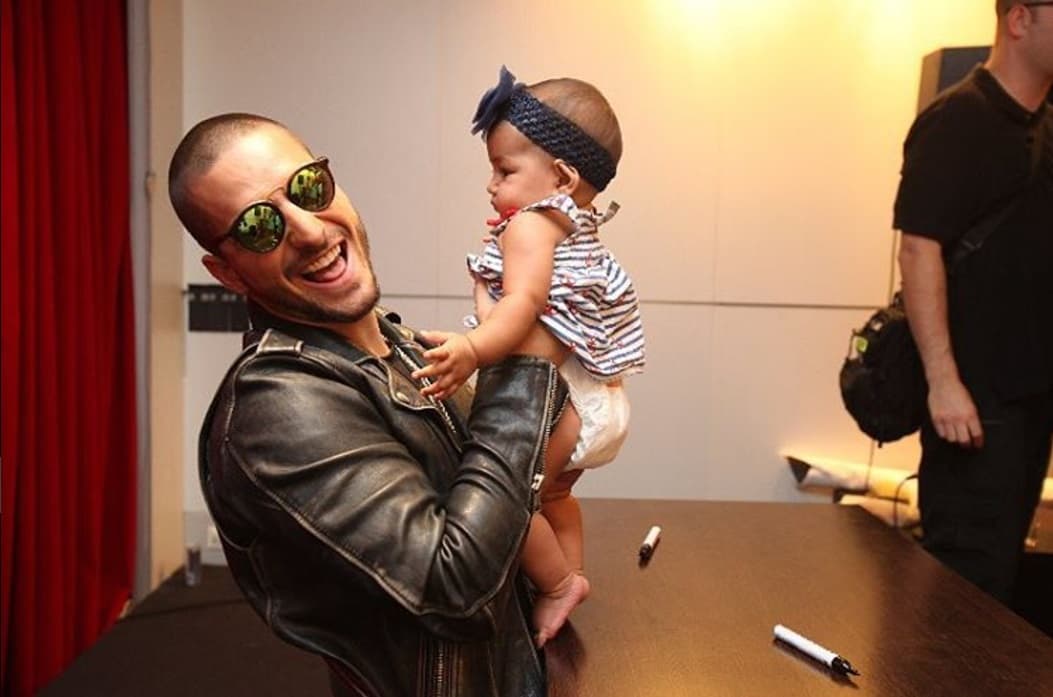 Durante sus giras en más de una ocasión se ha fotografiado con bebés.