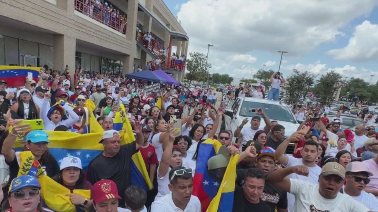 Cientos de venezolanos se congregaron este domingo en Carrollton para apoyar a sus compatriotas que 
<b>tuvieron la oportunidad de acudir a las urnas, con la esperanza de que haya un cambio en su país</b>. “Quiero volver a ver a mi abuelo y a miembros de mi familia que se quedaron allá”, expresó un niño inmigrante de 12 años que participó en la manifestación. En Estados Unidos, 
<b>los venezolanos no pueden votar debido a la falta de relaciones diplomáticas con el régimen de Nicolás Maduro</b>.