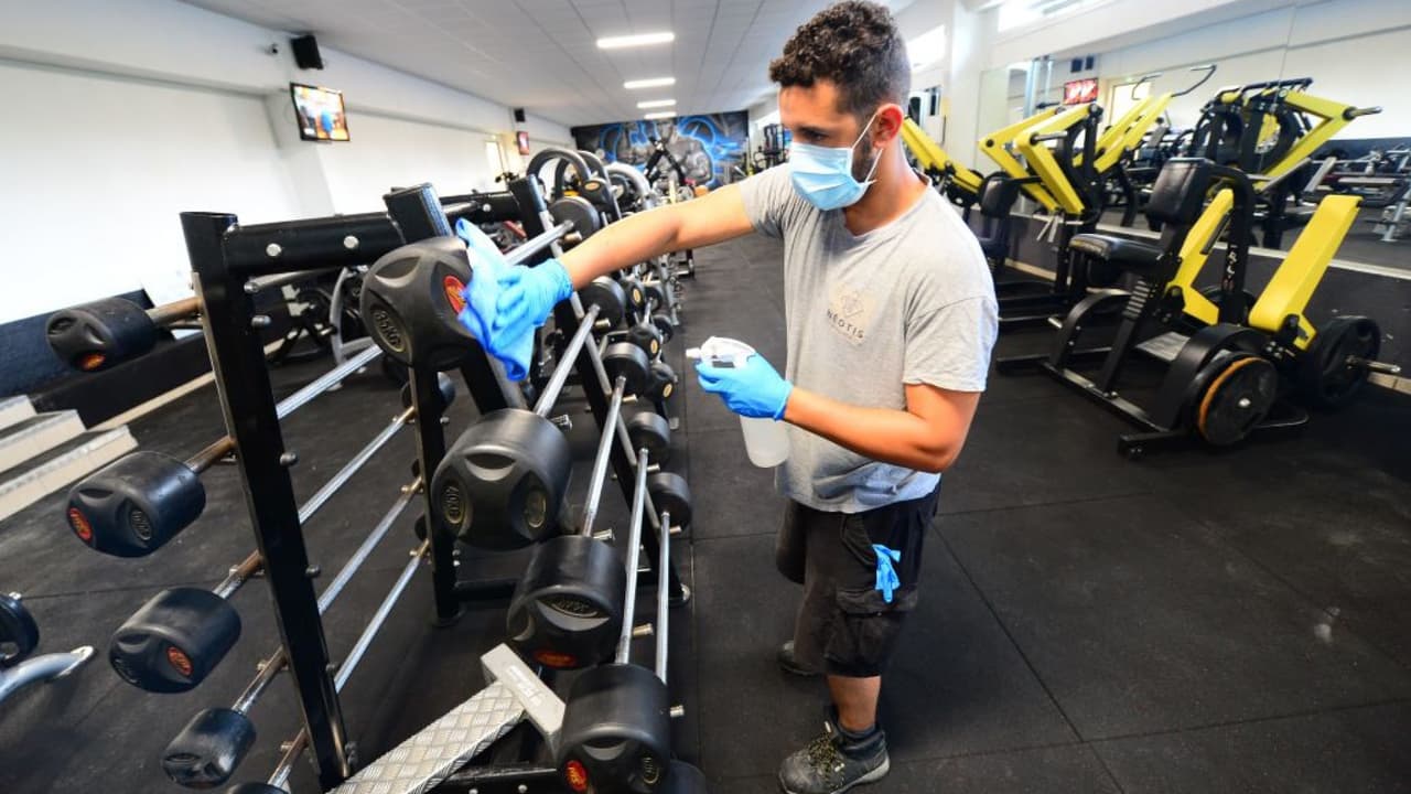 La ley establece que los gimnasios podrán operar al 100% de su capacidad a partir de este miércoles y que los clientes podrán ejercitarse sin mascarillas. Sin embargo, hay algunos que han decido abrir parcialmente o designar zonas para los que quieran usar máscaras y los que no. Además, algunos las exigirán, mientras otros solo recomendarán su uso. Antes de asistir a un gimnasio, verifica sus protocolos.