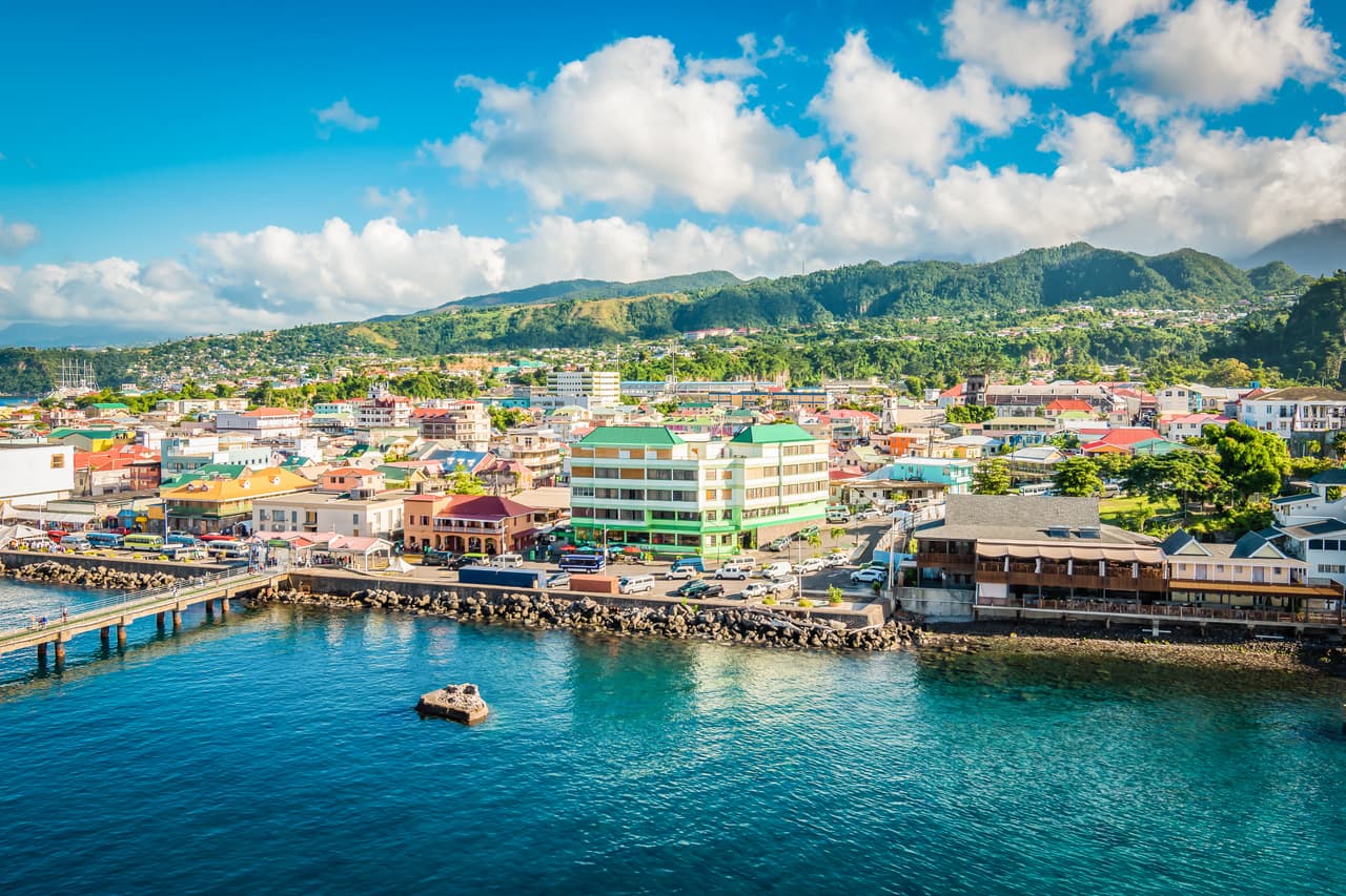 <b>Dominica.</b> Esta pequeña isla caribeña es considerada una de los mejores opciones para obtener la ciudadanía por inversión, ya que se extiende al cónyuge, hijos y padres dependientes. Los solicitantes deben hacer una contribución al 'Fondo de Diversificación Económica' del país o invertir en la industria turística un monto de al menos 100,000 dólares.