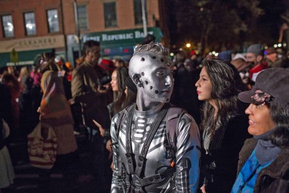 El tradicional desfile de Halloween logró reunir a 50 mil personas.