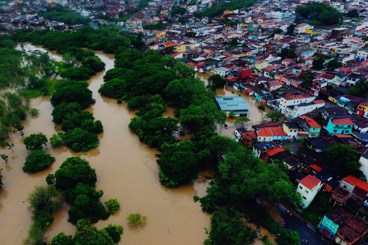 Esta toma aérea muestra inundaciones provocadas por intensas lluvias en la ciudad de Itapetinga, en el sur del estado de Bahía, el domingo 26 de diciembre de 2021, en Brasil.