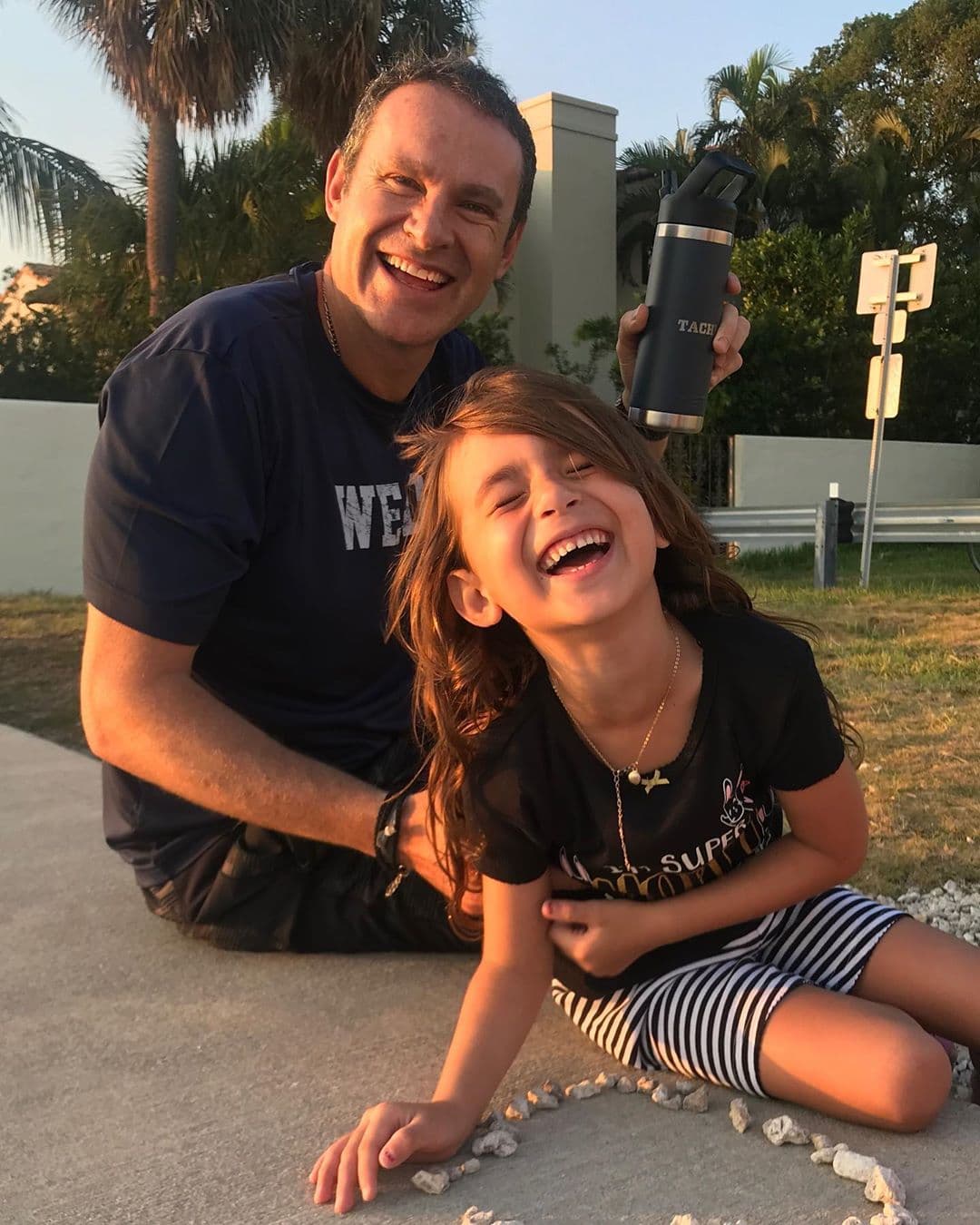 Michelle, la más pequeña de las hijas del conductor mexicano, adora jugar y reír con su papá en esta temporada de confinamiento.