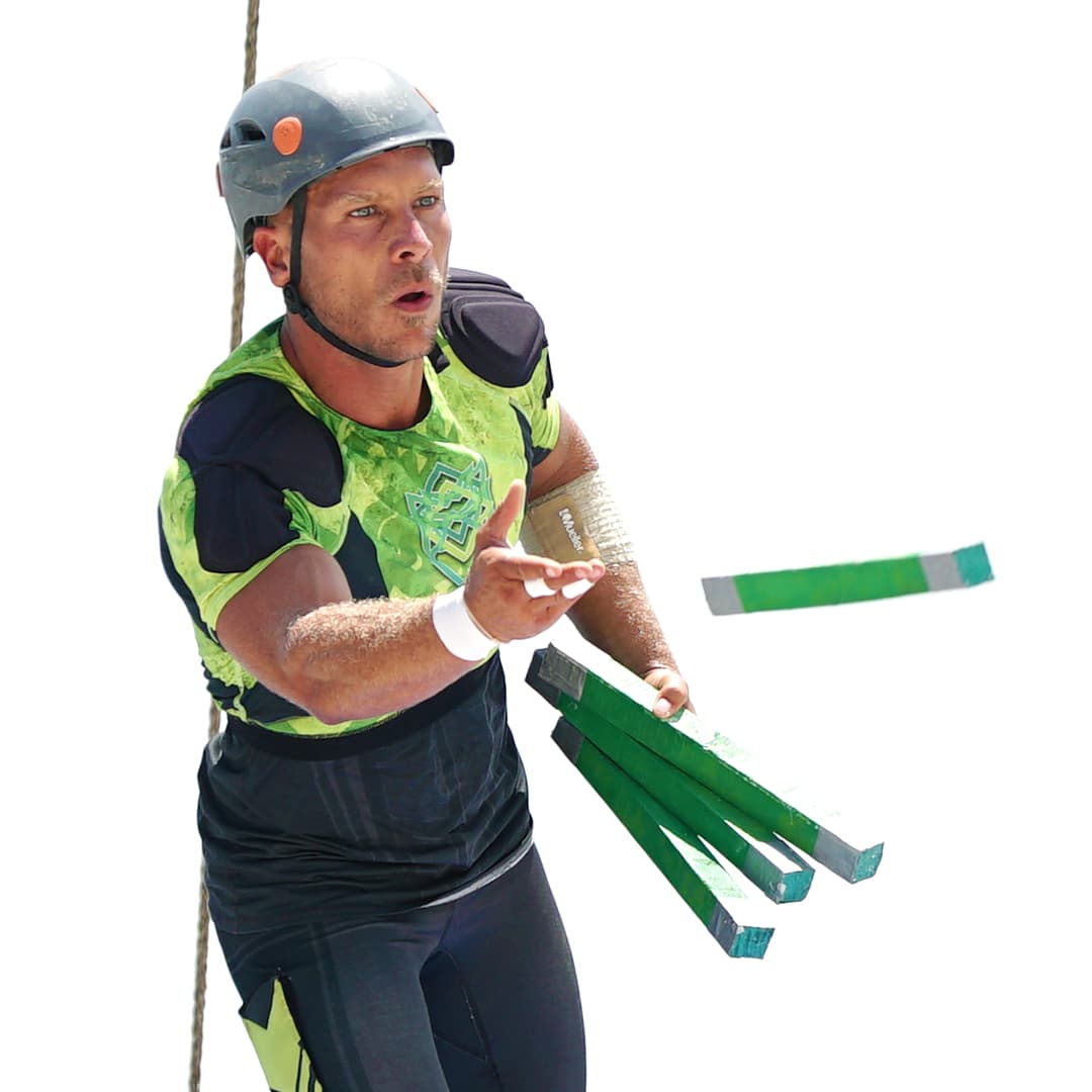 Sin embargo, con la puntería siempre tuvo problema, fue así que resultó 
<a href="https://www.univision.com/shows/reto-4-elementos/los-aluxes-abandonaron-a-salvador-zerboni-y-asi-fue-eliminado-de-reto-4-elementos-video">eliminado por Carlos</a> del equipo de los Conductores.