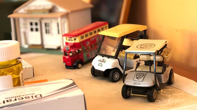 Una colección de carritos de golf en la casa de Filiberto Cruz.