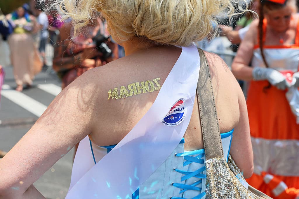 Y sí, hubo quienes lucieron, como en este caso, el nombre del aspirante que prefieren que ocupe la alcaldía de Nueva York. Esta persona presumió en su espalda a
<b><a href="https://www.univision.com/local/nueva-york-wxtv/politica-new-york/zohran-mamdani-acorta-distancia-en-encuestas-con-andrew-cuomo-en-primarias-democratas-video" target="_blank"> Zohran Mamdani como su candidato favorito</a></b> y agregó la pegatina que confirmaba que de forma adelantada le dio su voto.
<br>
<br>¿Cuántas
<b> discusiones graves por asuntos políticos de la ciudad de Nueva York reportó la policía</b> durante el desfile? Cero.