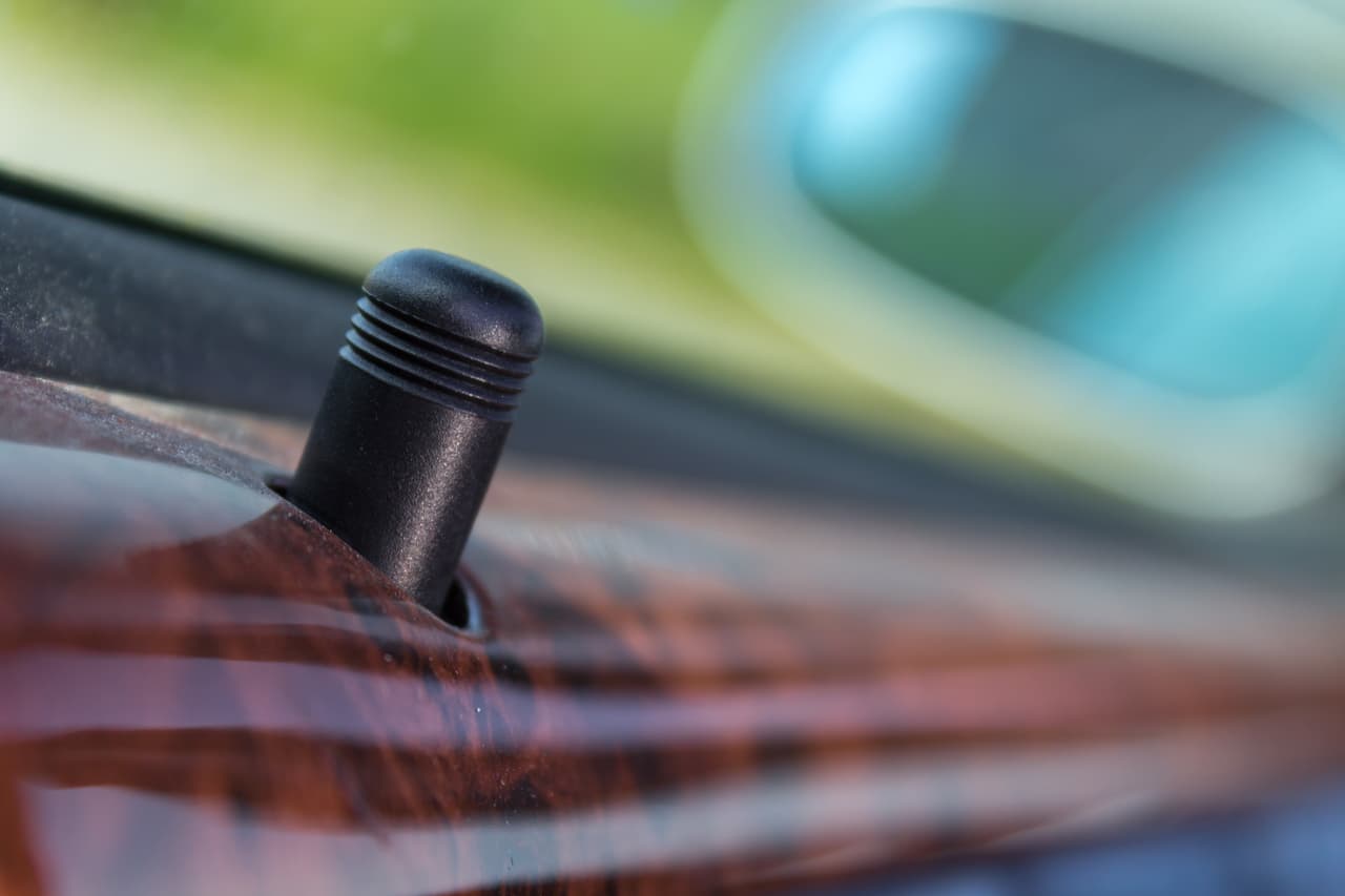 <b>Manejar sin activar los seguros de las puertas por si ocurre un accidente</b>
<br>Es una idea paranoica, pero hay personas que conducen sin activar los seguros de las puertas pensando en que pueden tener un accidente y así podrían ser recatados más rápido. Es otro mito que pone en peligro tu vida. En caso de un accidente hay probabilidades de que una puerta no asegurada pueda abrirse y tú resultes gravemente lesionado.