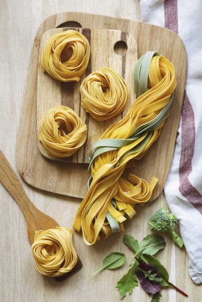 2. Fetuccini con ajo, camarones, tocino y col rizada