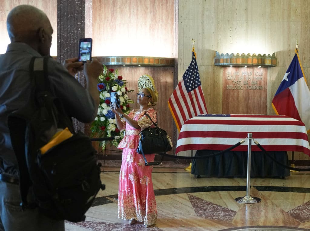 Pero la imagen del recuerdo fue clave para admiradores de la obra de Jackson Lee, quien impulsó legislación por la justicia racial. También atendió la brutalidad policíaca y fue clave para que Juneteenth fuese declarado feriado nacional, entre otras aportaciones.