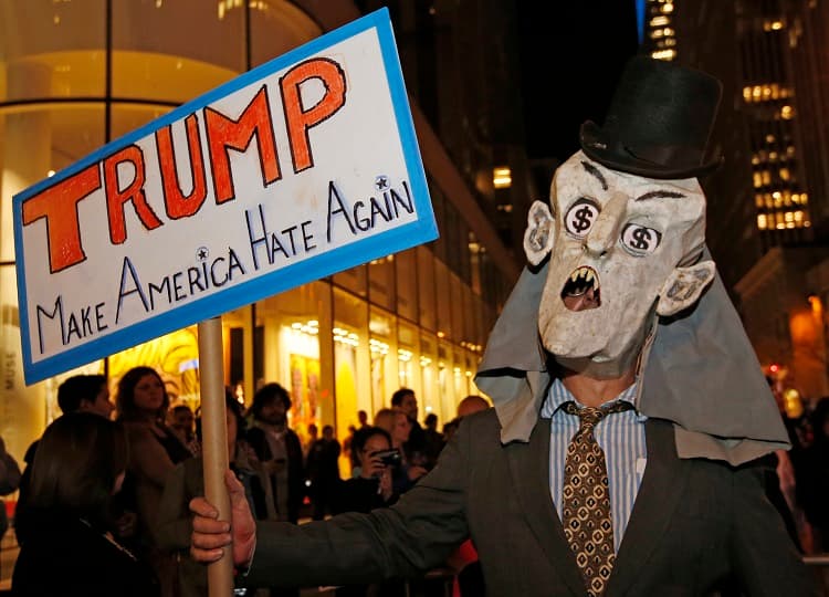 Latinos indignados protestan ante la cadena NBC en NY por aparición de Trump en SNL