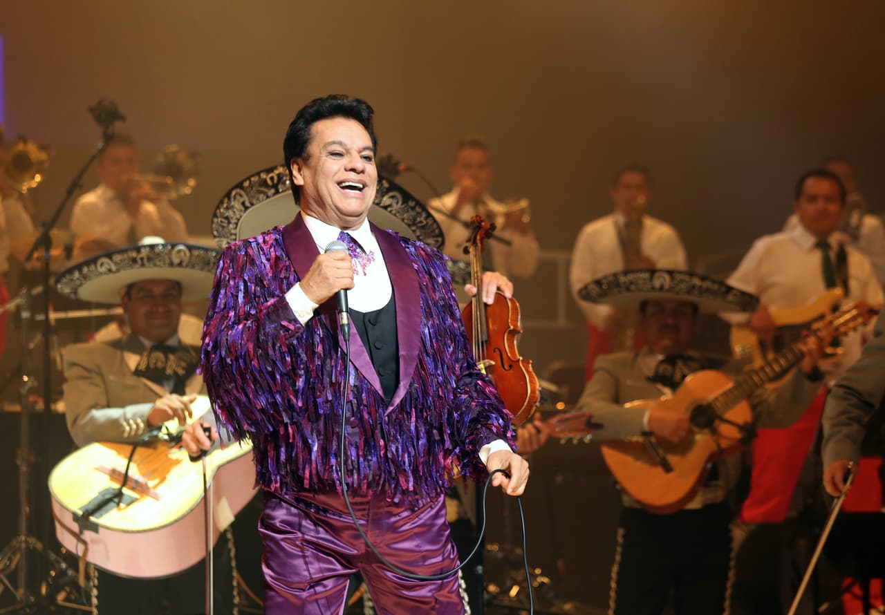 <b>Juan Gabriel</b>: nadie duda de su reconocimiento en vida, pero después de su muerte, en 2016, las ventas de sus éxitos se elevaron un 470% y su fortuna creció enormemente. 
<br>