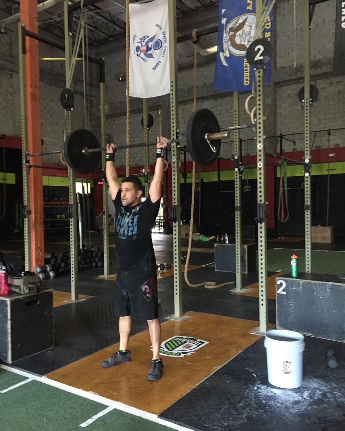 Jorge Padrón empezó a levantar pesas tres meses después de la cirugía de la espalda.