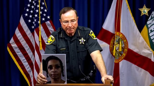 En una conferencia de prensa este jueves, el sheriff del condado Polk, Grady Judd, indicó que Knighten
<b>"puso su 'condimento especial' en las tiras de pollo que estaban en el tazón, y las colocó afuera, donde Daisy, Pancake y Luna las consumieron y, al final, murieron envenenados". "Se necesita una persona de corazón frío para envenenar y matar a dos gatos y a una perrita embarazada. Es difícil imaginar cómo una persona en el campo de la medicina podría hacer tal cosa”, </b>agregó el sheriff.