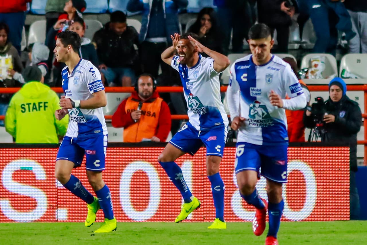 Jara (centro) celebró con creces su partido 100 con la playera del Pachuca.