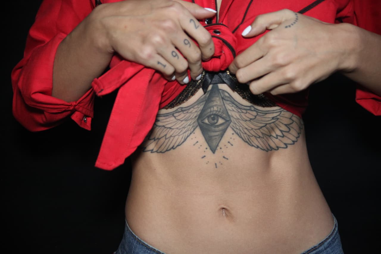 Greeicy confiesa que este tatuaje se lo hizo por dos razones: 1) porque ama a los elefantes y 2) porque ama a Rihanna. Siempre quiso tatuarse un elefante, pero hubiera sido una figura demasiado grande, por lo que optó por solo concentrarse en un ojo. Como no tendría mucho sentido un ojo volando en el abdomen, decidió ponerlo dentro de un rombo y agregarle unas alas como las de Rihanna. Antes de terminar la entrevista aclara, mientras bromea, que de ninguna manera es iluminati.