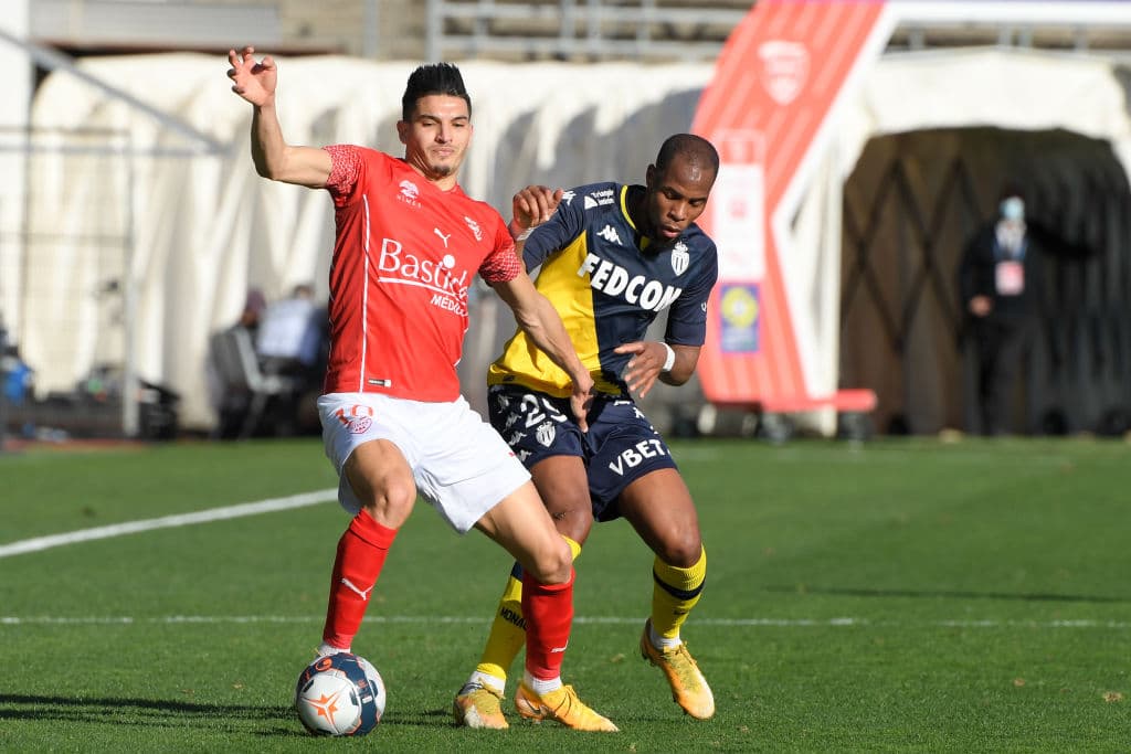 La jornada 24 del futbol francés cerró con 7 victorias, Stade Brestois 29 venció 2-1 a Bordeaux, Montpellier se impuso en casa 4-2 al Dijon, Nimes Olympique perdió en su estadio 3-4 frente al Mónaco, Nice goleó 3-0 a Angers, Sain Etienne se impuso por la mínima a Metz, Nantes cayó en casa frente al líder Lille 0-2 y el PSG salió victorioso en su visita al Olympique de Marseille.