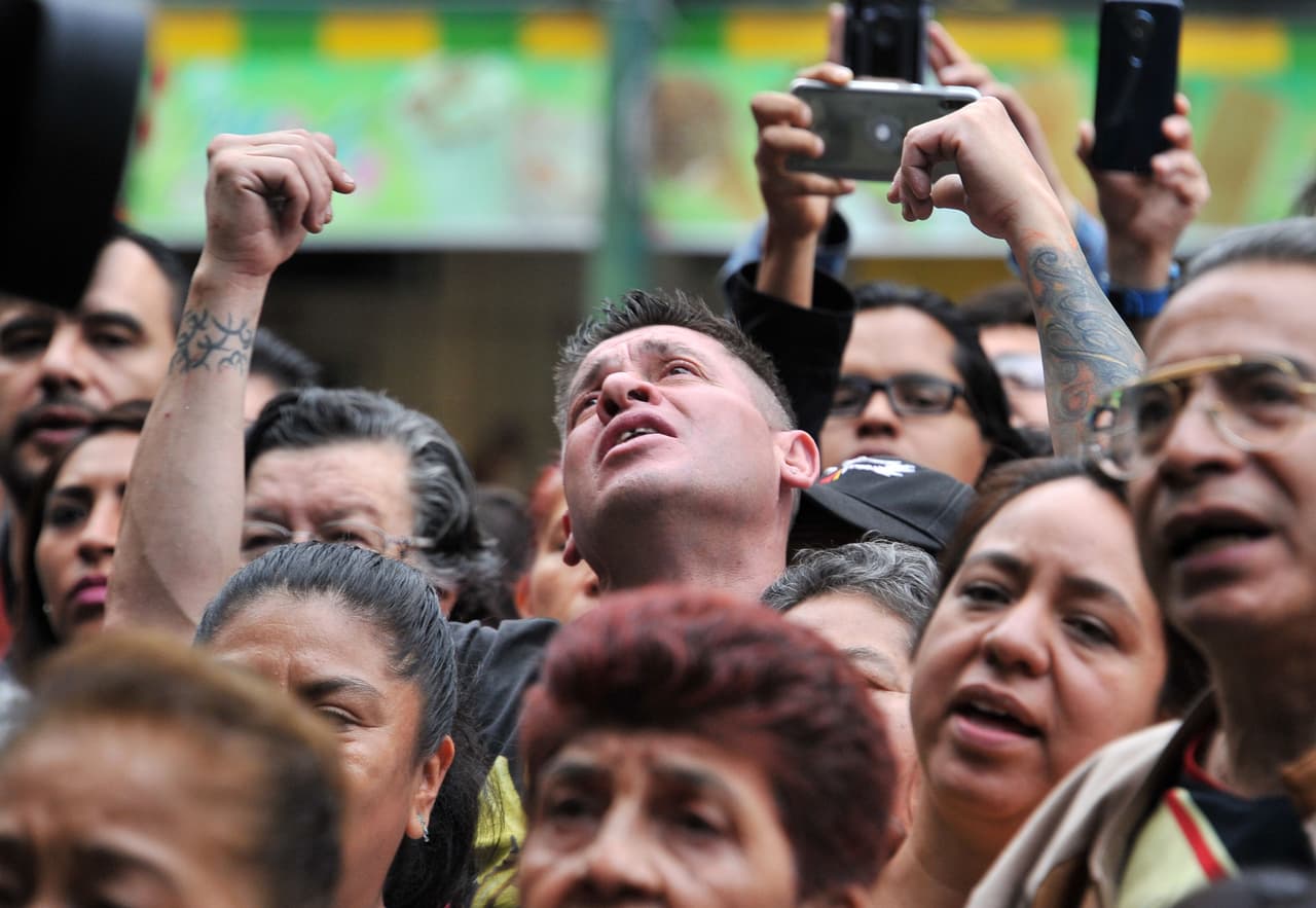 "Sus letras claro que van a perdurar. Los muchachos jóvenes están cantando sus canciones que son inolvidables y tienen unas letras que nos llegan al alma", contó Patricia a la agencia, vecina del barrio. 
<br>