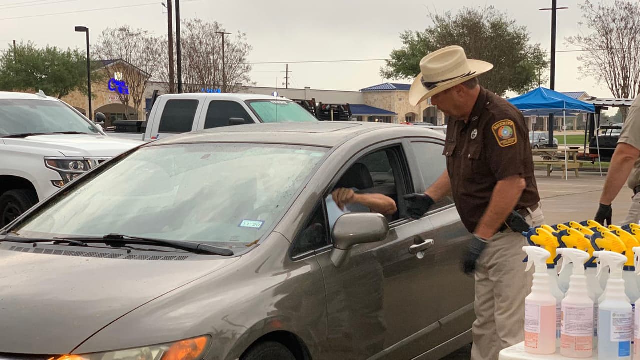 Los beneficiarios deben llevar documentos que comprueben que viven en el condado Fort Bend.