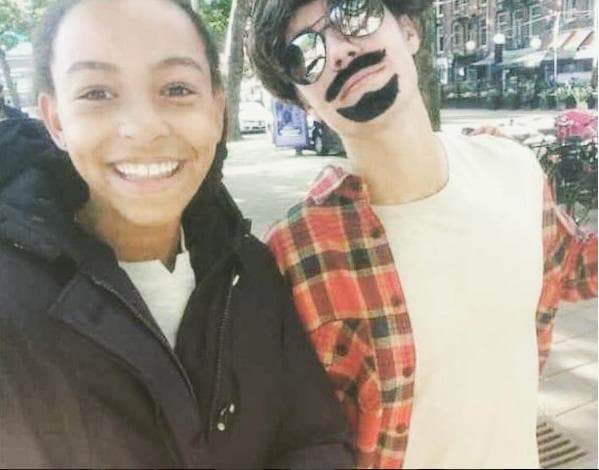 El cantante fue reconocido por sus fans y se tomó fotos.