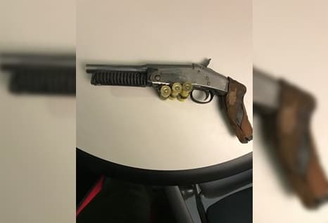 Un hombre disfrazó su escopeta inspirado en una película futurista y salió a las calles de California