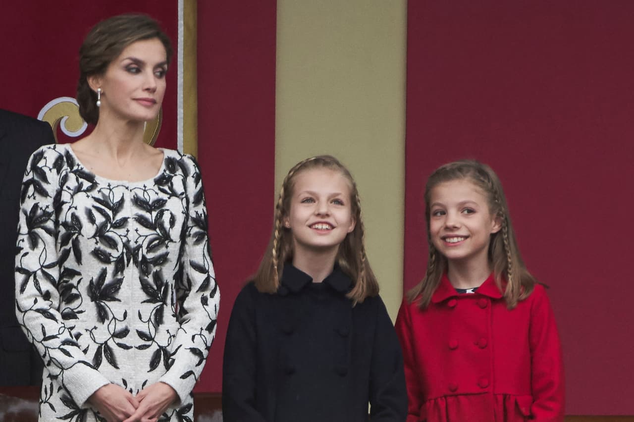 Además, fue también Paloma quien en una ocasión llevó a Leonor y Sofía al parque a bordo de un autobús público sin utilizar el servicio de choferes con el propósito de situarlas en el mundo real, apunta el diario español.