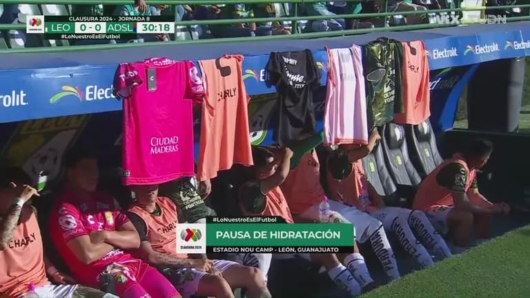 Jugadores de León arman 'tendedero' para taparse del sol  