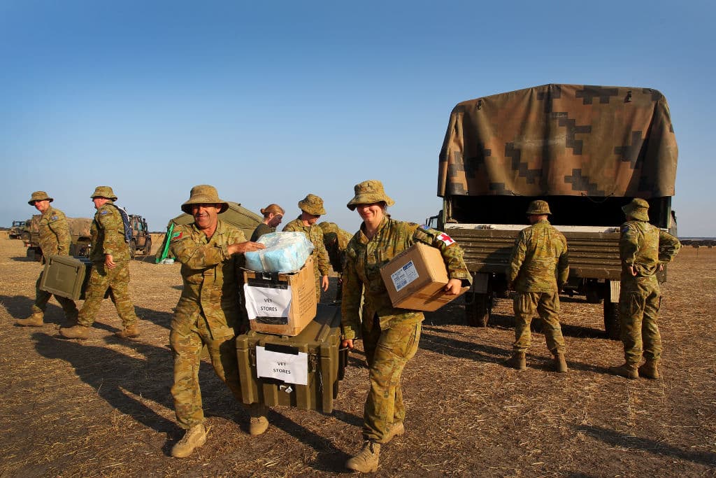 Casi 100 reservistas del ejército han llegado a isla Canguro para ayudar en las operaciones de limpieza tras el catastrófico incendio forestal que mató a dos personas y quemó más de 155,000 hectáreas en Isla Canguro el 4 de enero. También fueron destruidas al menos 56 viviendas.