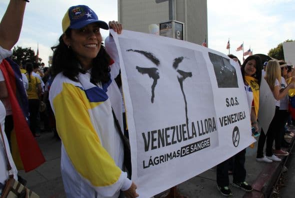 Pese a las distancias y tráfico característico de Los Ángeles, cientos de Venezolanos se unieron a la campaña mundial #SOSVenezuela para apoyar a todo el pueblo venezolano tras 10 días de protestas continuas en dicho país. A la manifestación se unieron guatemaltecos, peruanos, brasileños, libaneses, americanos y muchas otras nacionalidades que hacen vida en la Cosmopolita ciudad del oeste del país. Consignas, cantos y la familiaridad característica venezolana recibieron apoyo de los transeúntes en los alrededores del edificio Federal ubicado en la avenida Wilshire.