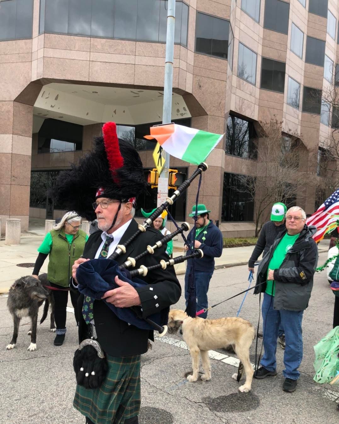 Encuentra más sobre el desfile, 
<b><a href="https://raleighstpats.org/">aquí</a></b>.