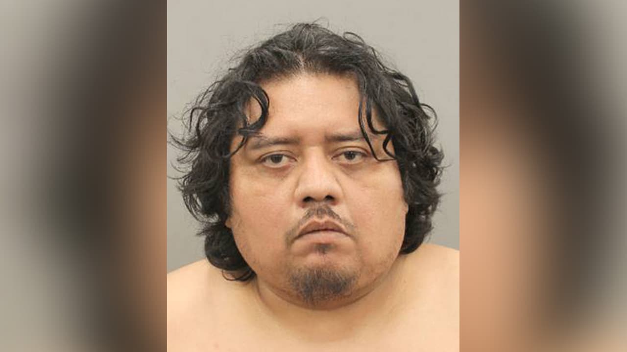 Oscar García, de 36 años, 
<b><a href="https://cityofhouston.news/suspect-arrested-charged-in-fatal-stabbing-at-6533-corbin-street/" target="_blank">enfrenta cargos </a></b>de 
<b><a href="https://www.univision.com/temas/asesinatos">asesinato</a></b> tras apuñalar a Flora Romero, su abuela de 82 años.