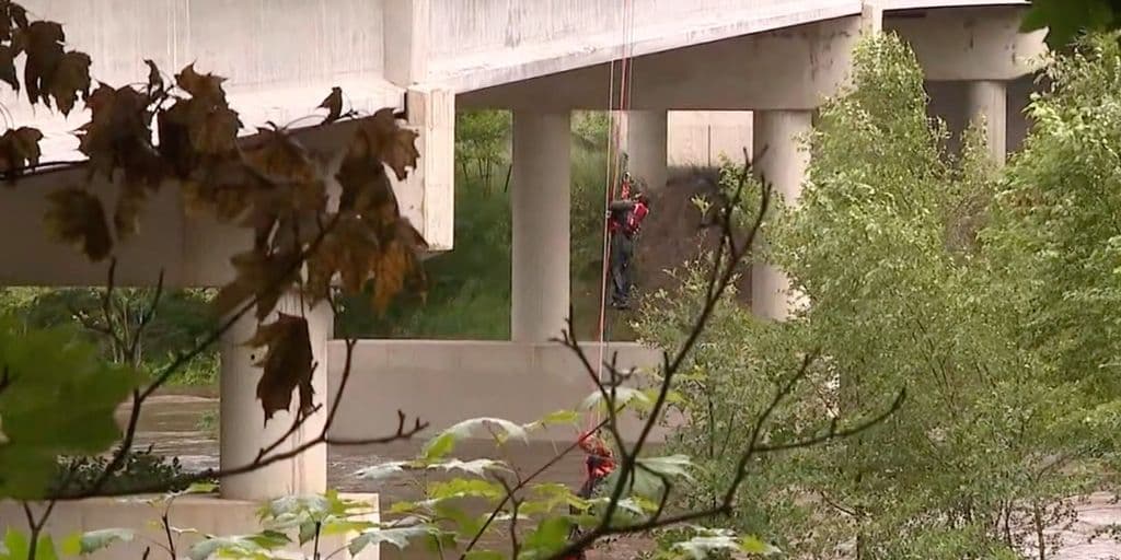 Tres hombres fueron arrastrados por la corriente y el rescate quedó captado en video 