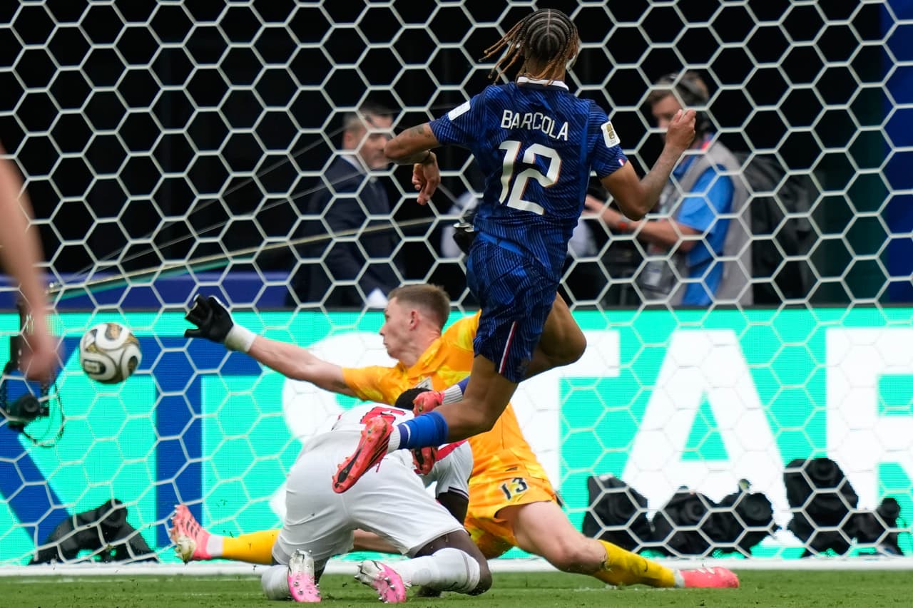 Bradley Barcola (12), de Francia, anota el segundo gol de su equipo durante el partido por el tercer puesto del Mundial entre Francia e Inglaterra en Miami Gardens, Florida, el sábado 18 de julio de 2026.